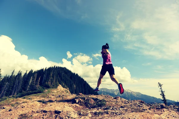 Mujer corriendo en hermosa montaña pico — Foto de Stock