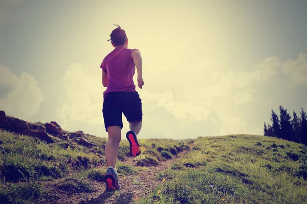 Γυναίκα τρέχει στο όμορφο βουνό κορυφή — Φωτογραφία Αρχείου