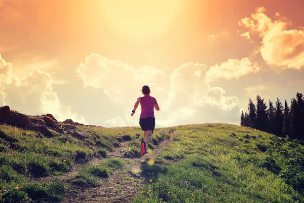 Mujer corriendo en hermosa montaña pico —  Fotos de Stock