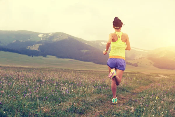 Fitness mujer corriendo al aire libre —  Fotos de Stock
