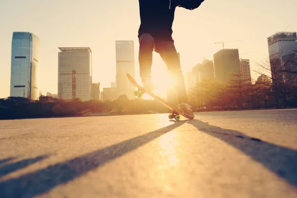 Skateboarder haciendo un truco ollie — Foto de Stock