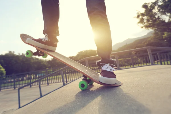 Jonge vrouw skateboarden — Stockfoto