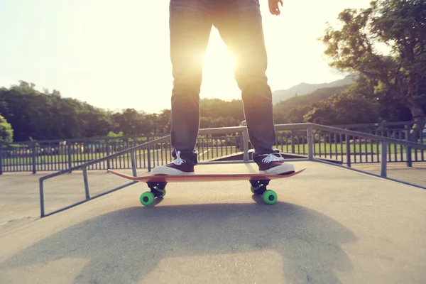 Mulher jovem skate — Fotografia de Stock