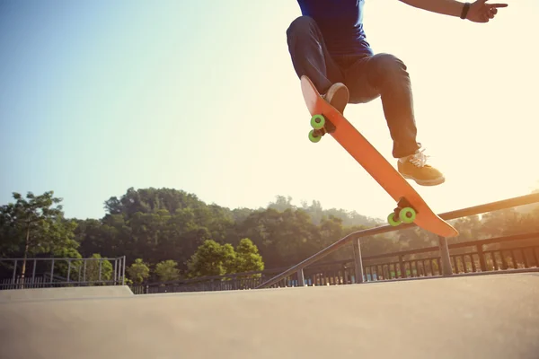 Junge Frau skateboardet im Skatepark — Stockfoto