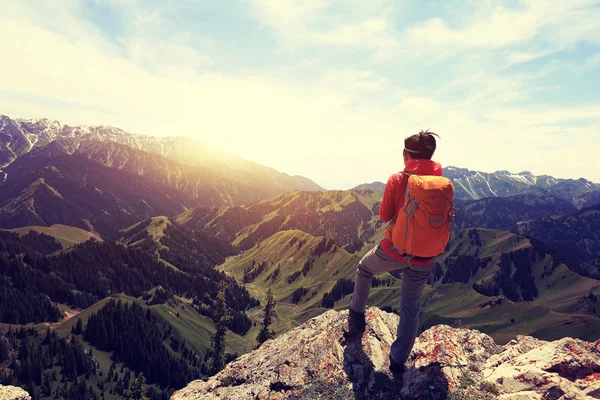 Junge Frau beim Wandern — Stockfoto