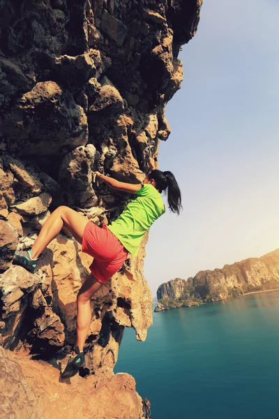 海辺で登山女性 — ストック写真