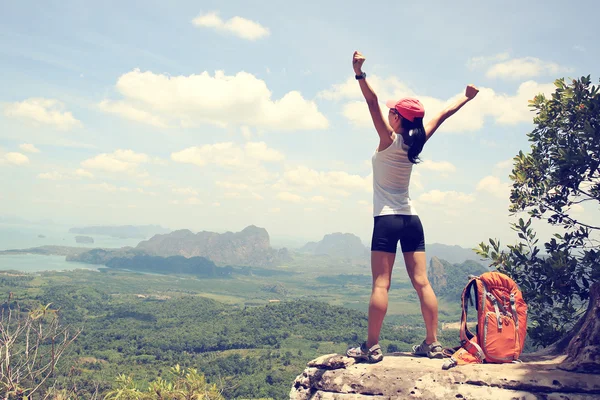 Cheering woman hiker open arms — Stock Photo, Image