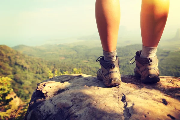 Hiker legs climbing at mountain — Stock Photo, Image