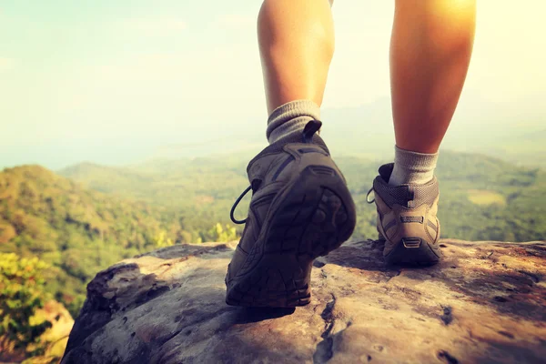Senderista piernas escalada en la montaña — Foto de Stock
