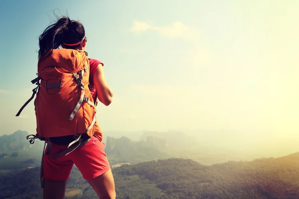 Escursionista donna sulla scogliera cima della montagna — Foto Stock