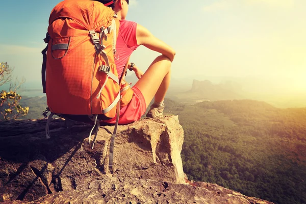 Kvinna hiker på mountain peak cliff — Stockfoto