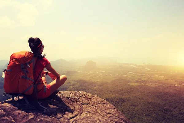 Vrouw wandelaar aan mountain peak klif — Stockfoto