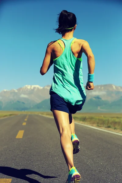 Fitness femme courir en plein air — Photo