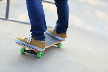 Kaykaycı bacaklar kaykay sürme 