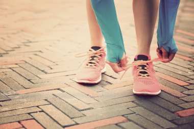 kadın atlet ayakkabı bağcığı bağlama 