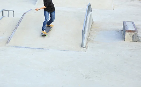 Skateboarder legs riding skateboard — Stock Photo, Image