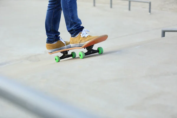 Skateboarder legs riding skateboard — Stock Photo, Image