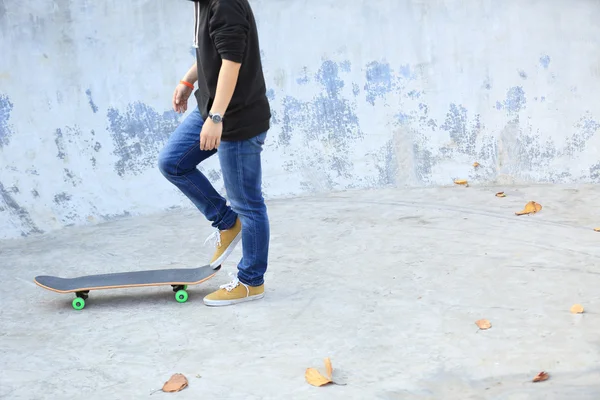 Skateboarder jambes équitation skateboard — Photo