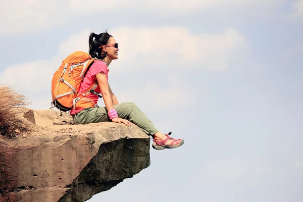 Woman hiker  at mountain peak cliff — Stock Photo, Image