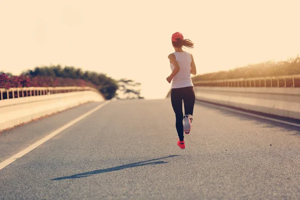 Fitness-Frau läuft im Freien — Stockfoto