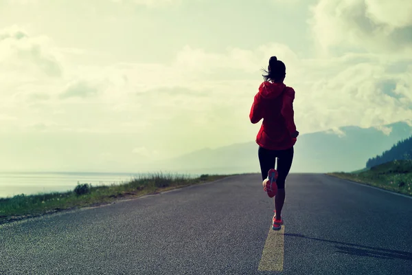 Fitness-Frau läuft im Freien — Stockfoto