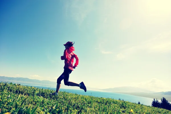 Fitness-Frau läuft im Freien — Stockfoto