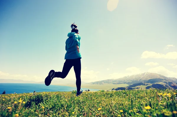 Fitness mujer corriendo al aire libre — Foto de Stock