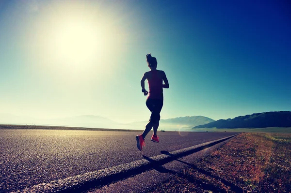 Fitness mulher correndo ao ar livre — Fotografia de Stock