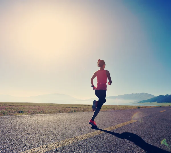 Fitness-Frau läuft im Freien — Stockfoto