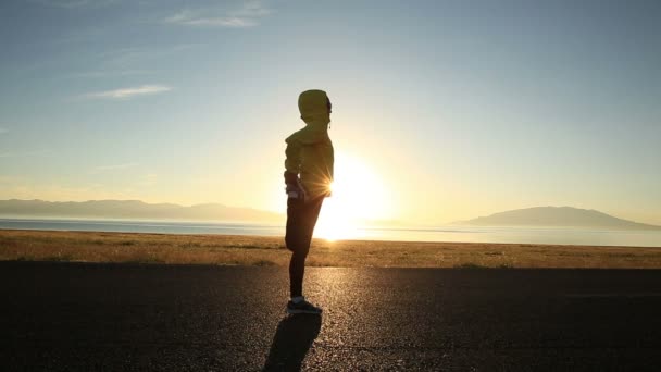 Mulher se alongando antes de correr — Vídeo de Stock