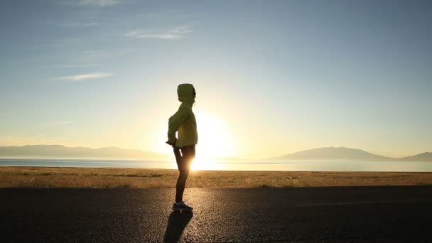 Donna che si estende prima di correre — Video Stock