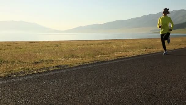 Woman  running on sunrise — Stock Video