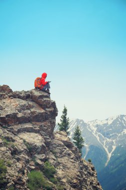 kadın backpacker dijital tablet kullanma 