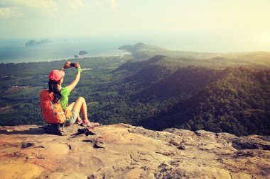 Genç kadın uzun yürüyüşe çıkan kimse alarak fotoğraf
