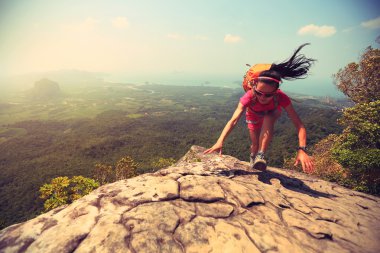 Asyalı kadın Rock o tırmanma uzun yürüyüşe çıkan kimse