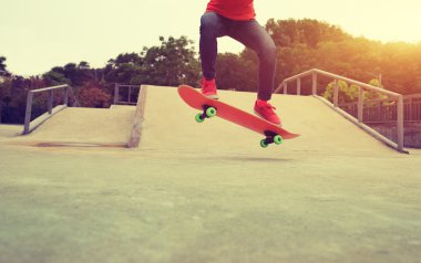 Genç kaykaycı bacak