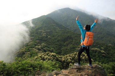 genç kadın backpacker Kollarını açarak