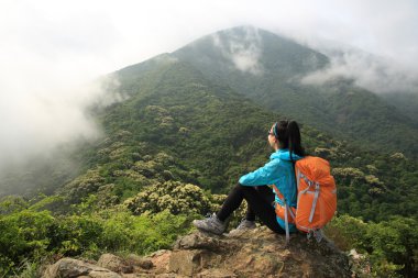 genç kadın backpacker Bahar üzerinde