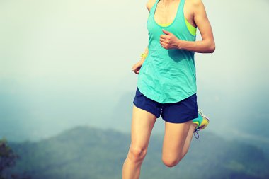 çalışan genç bir Asyalı kadın