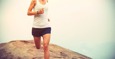 çalışan genç bir Asyalı kadın