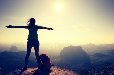 kadın hiker kollarını tezahürat