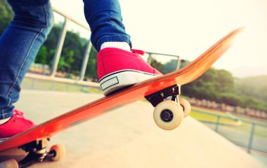 Genç kaykaycı bacak