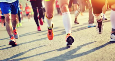 Kimliği belirsiz maraton sporcular bacaklar