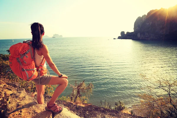 Caminata de mujer joven — Foto de Stock