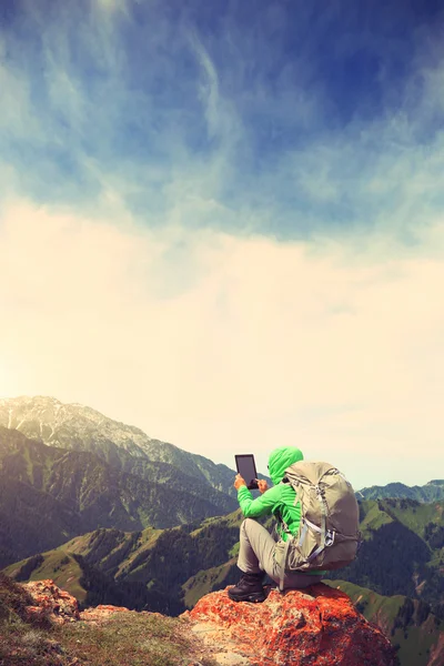 Backpacker kobieta za pomocą cyfrowego tabletu — Zdjęcie stockowe
