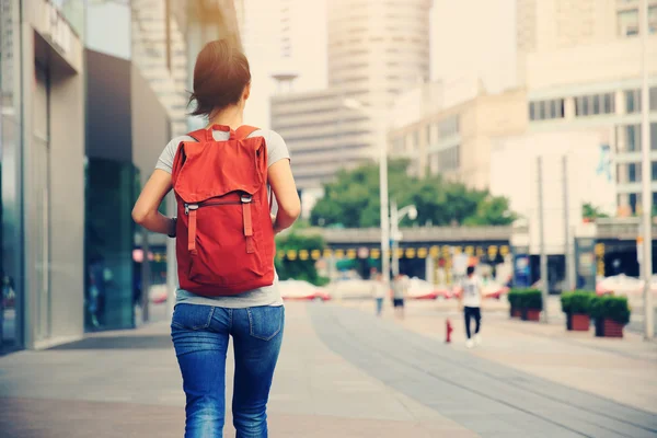 Donna a piedi sulla strada della città — Foto Stock