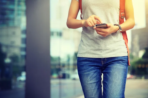 Frau läuft mit Smartphone — Stockfoto