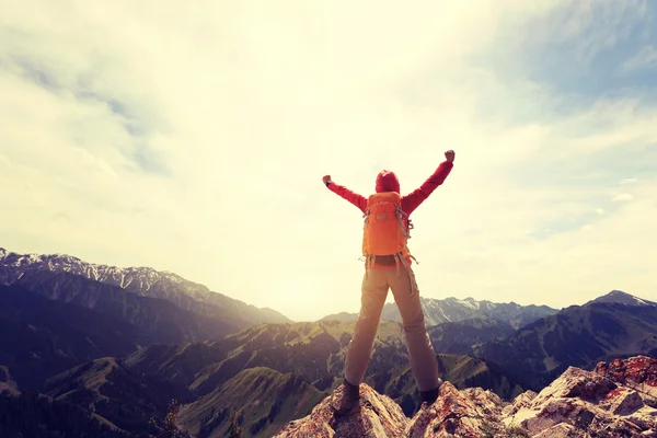 Woman hiker open arms — Stock Photo, Image