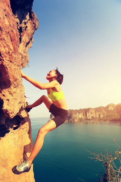 Mujer escalador escalada — Foto de Stock