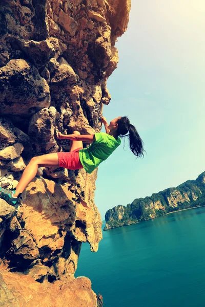 Mujer escalador escalada — Foto de Stock
